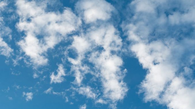 Ciel bleu parsemé de fins nuages blancs, durant le jour.