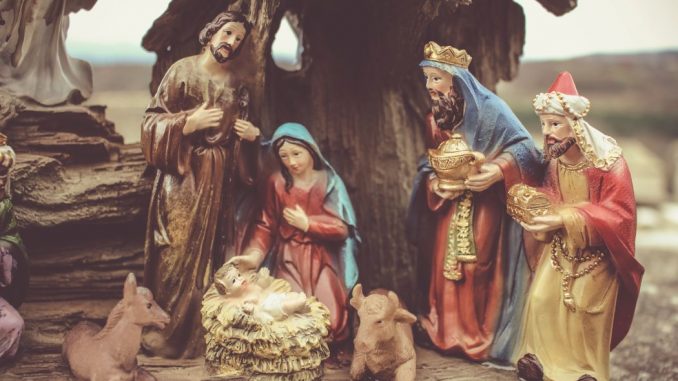 Marie a donné naissance à Jésus Christ, la figurine de la mangeoire.