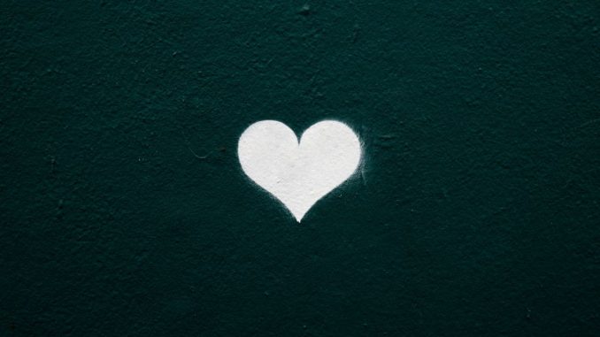 Illustration d’un cœur blanc sur un fond vert foncé.