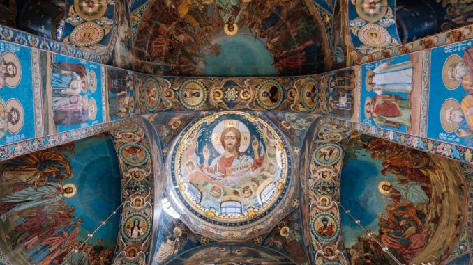 Photo en contre-plongée de la chapelle Sixtine montrant Jésus-Christ au centre.