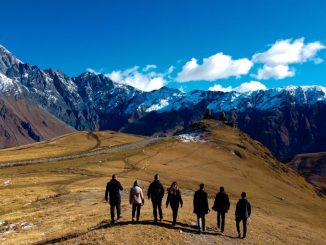 Groupe de personnes marchant dans les montagnes pendant la journée.