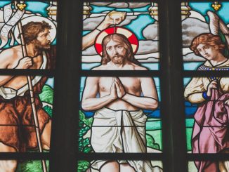 Vitrail religieux montrant le baptême de Jésus par Jean Baptiste.