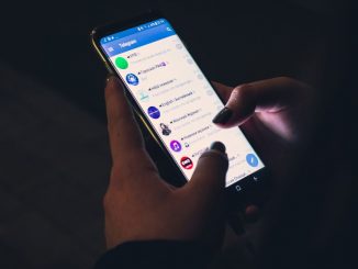 Personne utilisant un téléphone intelligent. On voit uniquement les mains et le téléphone.