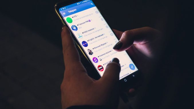 Personne utilisant un téléphone intelligent. On voit uniquement les mains et le téléphone.