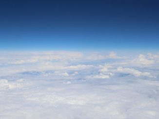 Ciel parfaitement bleu au-dessus de nuages blancs durant le jour.