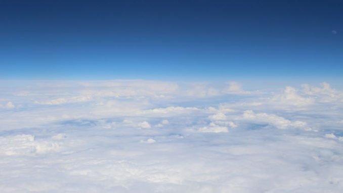 Ciel parfaitement bleu au-dessus de nuages blancs durant le jour.