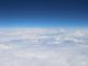 Ciel parfaitement bleu au-dessus de nuages blancs durant le jour.