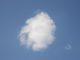 Nuages blancs sur un ciel bleu.