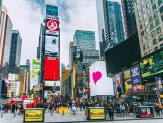 Personnes se promenant dans Times Square durant la journée.