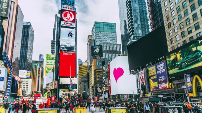 Personnes se promenant dans Times Square durant la journée.