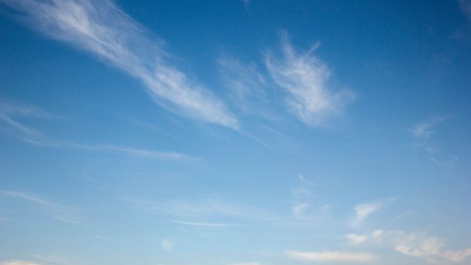 Ciel bleu et nuages blancs durant la journée.
