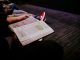 Personne lisant la bible. L’éclairage est centré sur la bible.