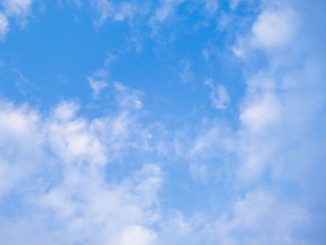 Ciel bleu avec plusieurs nuages blancs.