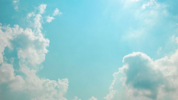 Nuages sous un ciel bleu clair durant la journée.