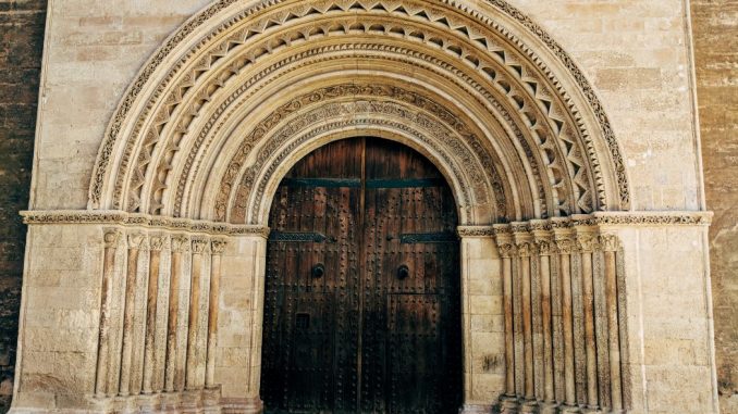 Porte en bois brun fermée.