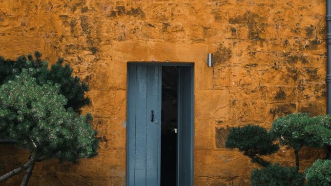 Portes en acier gris dans un mur de pierre.