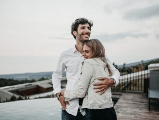 Homme et femme se serrant l’un contre l’autre.
