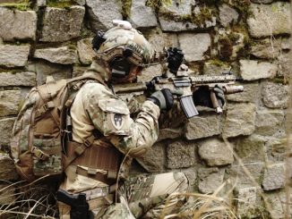 Militaire caché sur un mur.