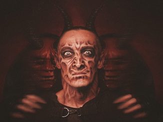 Un homme avec un visage diabolique et des cornes sur la tête.